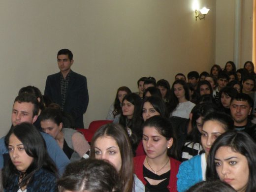 Տնօրենը հանդիպեց Հումանիտար գիտությունների և Կիրառական արվեստի ֆակուլտետների ուսանողների հետ       