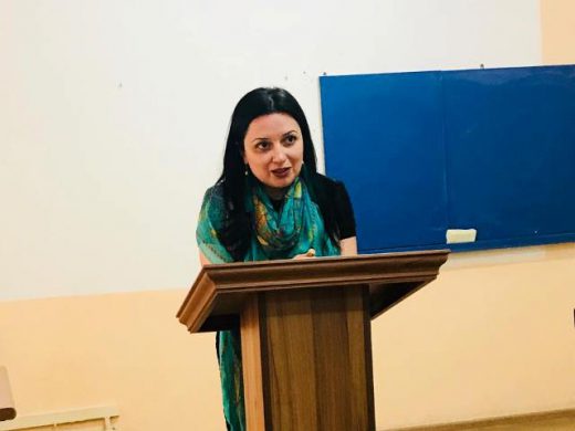 «Գույներն ու գունանվանումները լեզվամշակույթում» թեմայով գիտական զեկուցում ներկայացրեց Անգլերեն լեզվի և գրականության ամբիոնի վարիչը